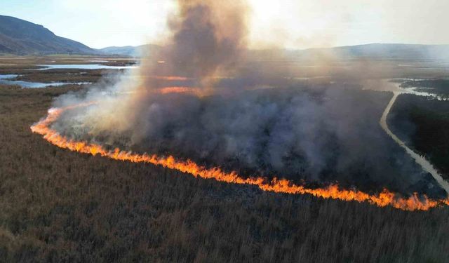 Karamık Gölü’ndeki sazlık alanlarda yangın