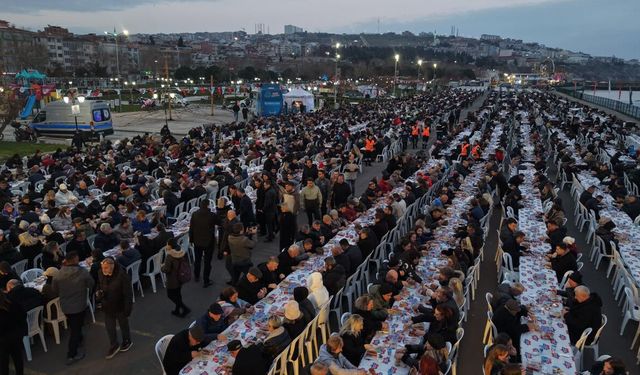 Tekirdağ’ın en büyük iftar sofrası: 8 bin kişi aynı anda orucunu açtı
