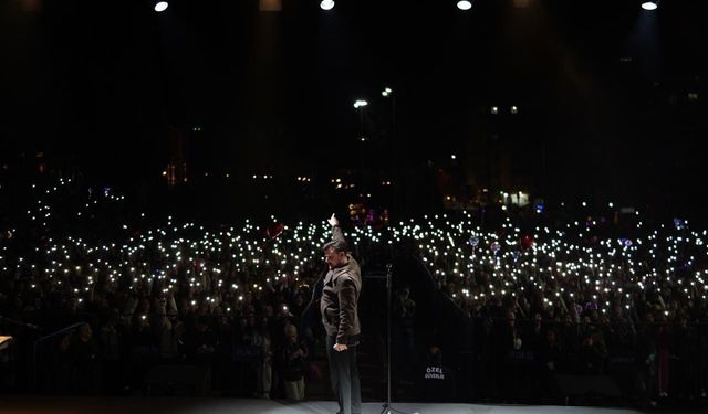 Bilecik Cumhuriyet Meydanı’nda Ekin Uzunlar konseri