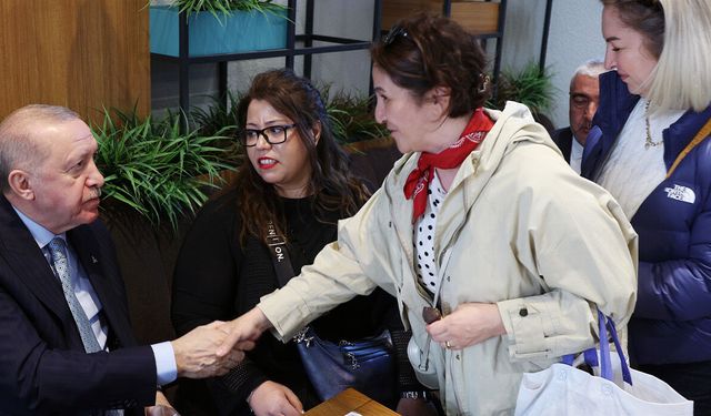 Cumhurbaşkanı Erdoğan, vatandaşlarla kafede sohbet etti