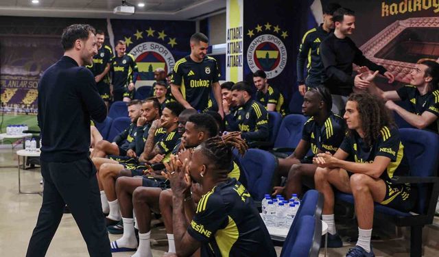 Domenico Tedesco, futbolcularla vedalaştı