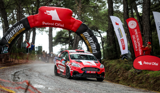 Team Petrol Ofisi pilotu Kerem Kazaz sezona podyumla başladı