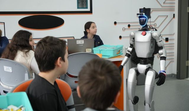 Türkiye’nin nüfusa kaydedilen ilk robotu şimdi de işe başladı