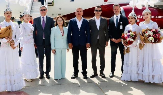 Almatı’dan Gazipaşa-Alanya Havalimanına ilk uçak seferi "su takı" seremonisiyle karşılandı
