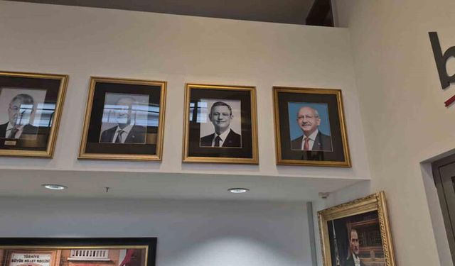 CHP Genel Merkezi’nde Kılıçdaroğlu’nun fotoğrafı tekrar asılıp, isimliği makam odasının kapısına takıldı