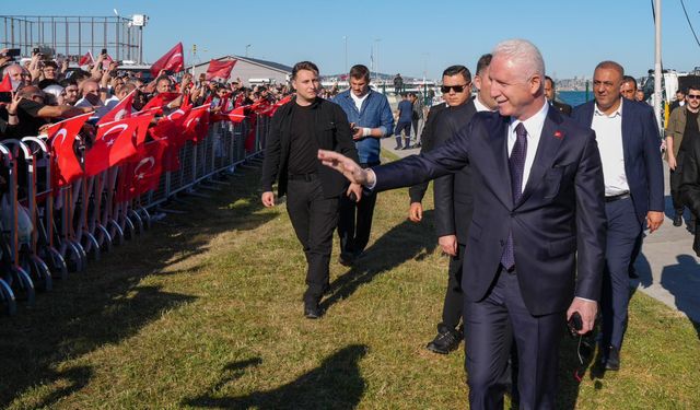 İstanbul Valisi Gül, SOLOTÜRK gösterisini izledi