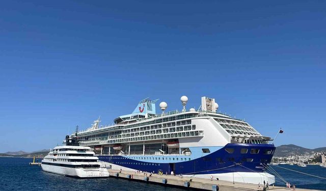 Kruvaziyer gemilerin rotası Türkiye "Bodrum’a 2 gemi birden geldi"