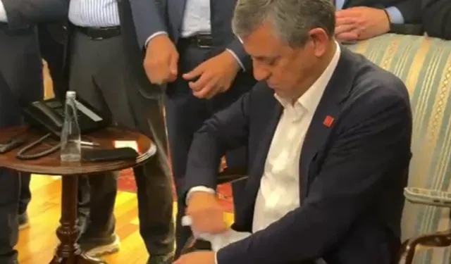 Özgür Özel kendisine verilen mutlak butlan tebligatını yırttı
