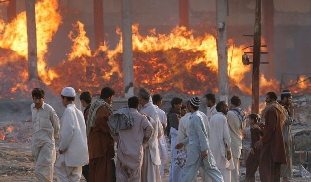 Pakistan’da pazar alanında yangın: İş yerleri küle döndü