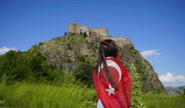 Dağcılar, 700 yıllık Kov Kalesi’ne Türk bayrağı asarak A Milli Futbol Takımı’na destek verdi