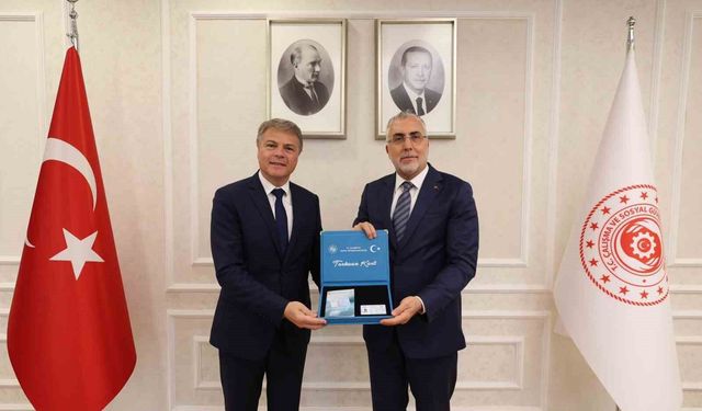 Bakan Işıkhan, Renault Group Türkiye CEO’su Lionel Jaillet’ye Turkuaz Kart takdim etti