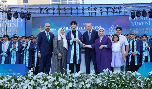 Cumhurbaşkanı Erdoğan, torunu Ömer Tayyip Erdoğan’a diplomasını takdim etti