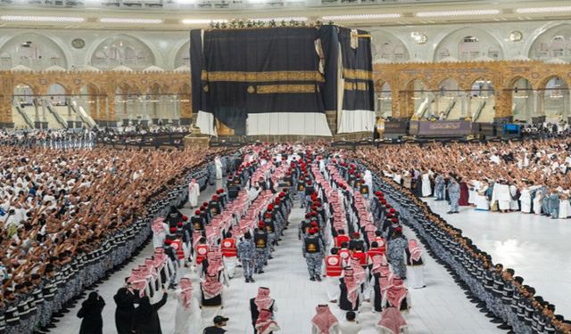 Kâbe’nin yeni örtüsü serildi