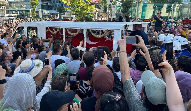 Usta oyuncu Kadir İnanır son yolculuğuna uğurlandı