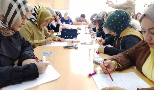 Veliler sınav sıralarına çocukları için oturdu