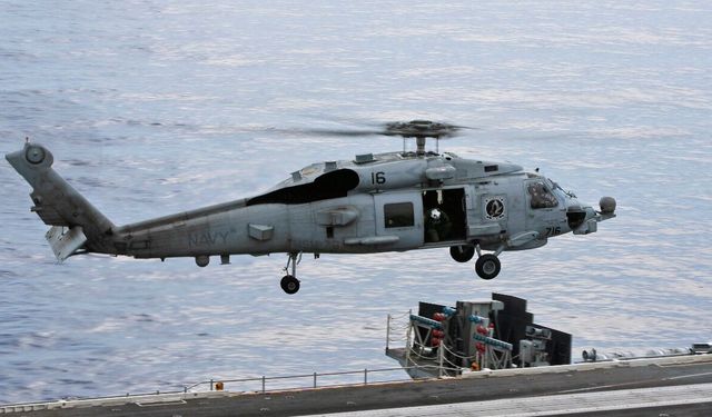 ABD ordusuna ait helikopter Umman Denizi'ne acil iniş yaptı: 1 kişi kayıp