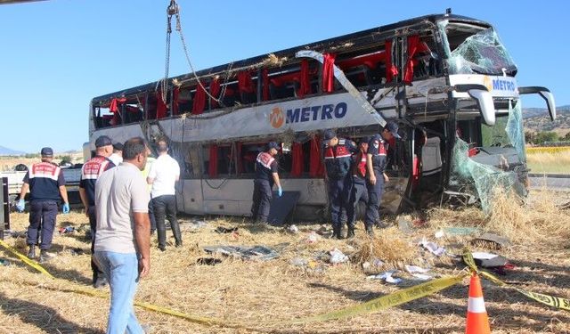 Amasya’da çift katlı otobüs kazası: 2’si ağır 46 yaralı