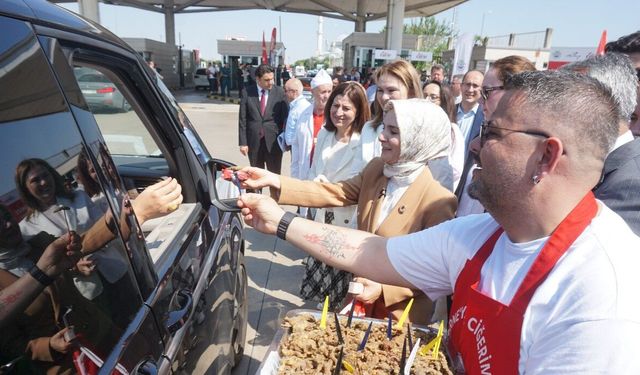 Bakan Göktaş Kapıkule’de gurbetçilerle kucaklaştı
