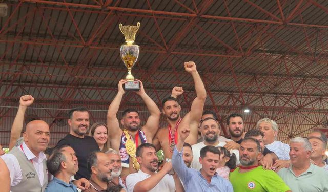 Başpehlivan Erkan Taş, altın kemerini taktı
