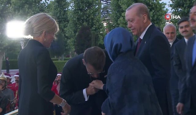 Emine Erdoğan, Macron’un elini öpmesine izin vermedi