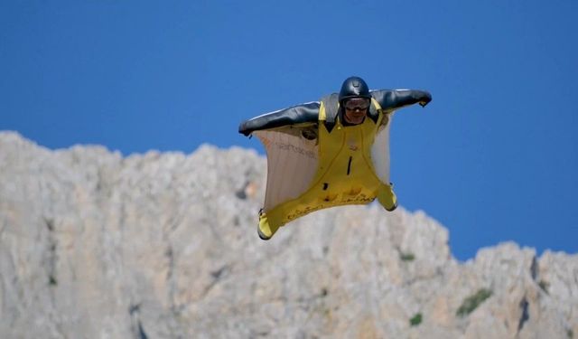 Kemaliye’de wingsuit sporcularından nefes kesen atlayışlar