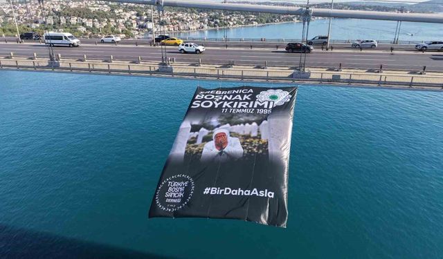 Srebrenitsa soykırımının 31. yıl dönümünde İstanbul Boğaz köprülerine pankartlar asıldı