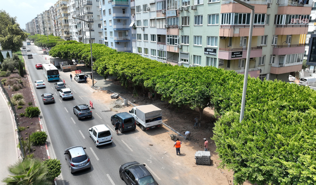 Antalya'da üç bulvarda kaldırım ve peyzaj düzenlemesi sürüyor