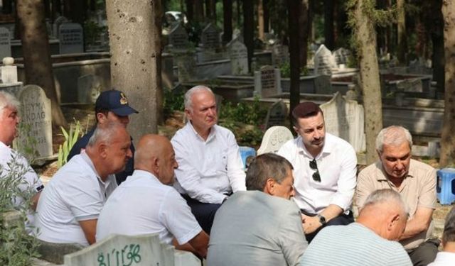 Deprem şehitleri 27. yılında kabirleri başında anıldı