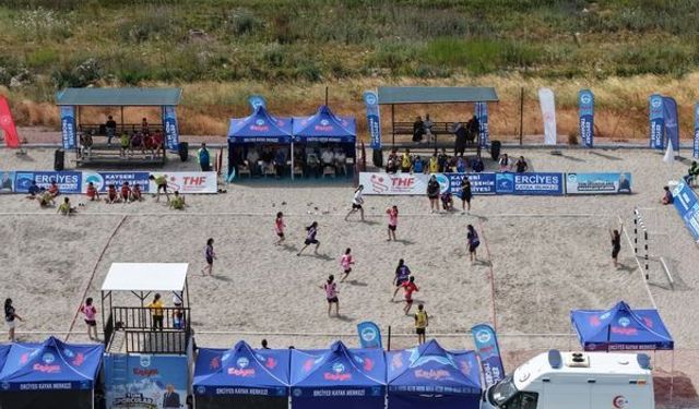 Erciyes'te 2 bin 200 metrede plaj hentbolu