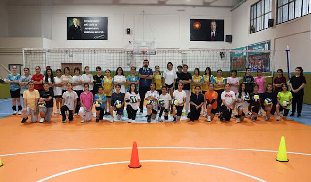  Haliliye'de çocuk ve gençlere yönelik voleybol kursları sürüyor