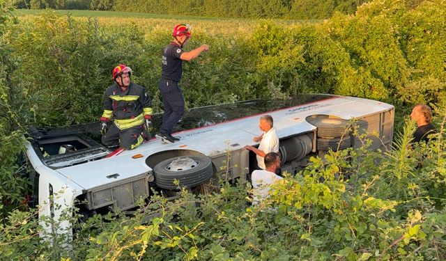 Samsun’da özel halk otobüsü devrildi: 21 yaralı