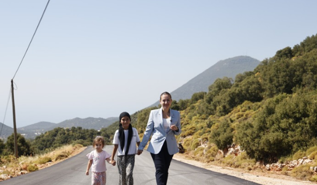 Kaş'ta 17 kilometrelik yol çalışmasının 10 kilometresi tamamlandı