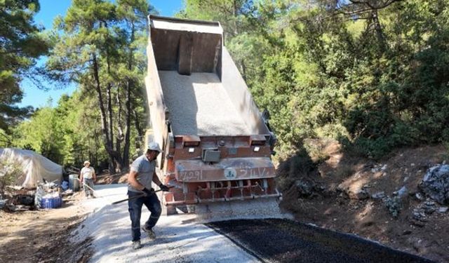 Kumluca Belediyesi Altınyaka yollarını asfaltla buluşturdu