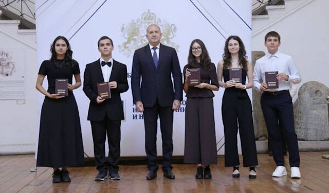Radev, dereceyle mezun olan öğrencilere Ulusal Diploma verdi