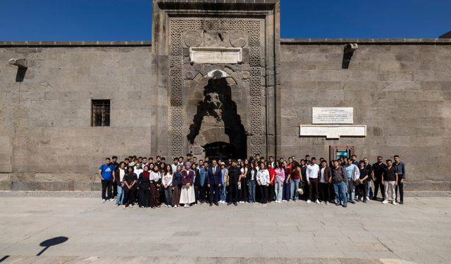 Tıp fakültesi öğrencileri Gevher Nesibe Şifahanesi'nde ilk derslerini aldı