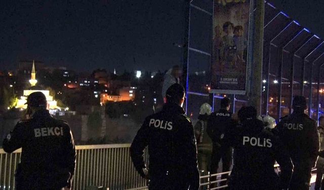 Haliç Köprüsü’nde intihar girişiminde bulunan şahıs 2 saat sonra ikna edildi