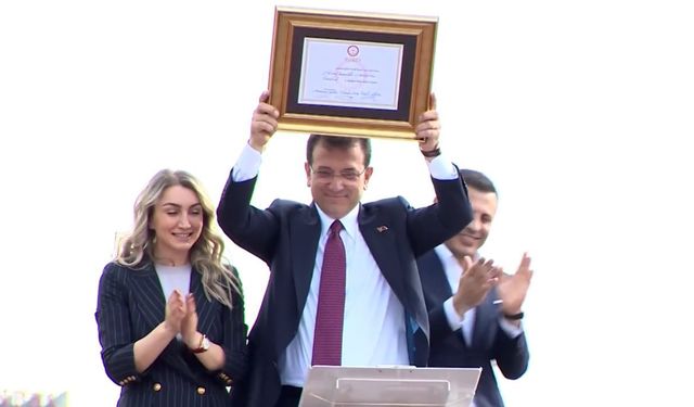 İstanbul Büyükşehir Belediye Başkanı Ekrem İmamoğlu mazbatasını aldı