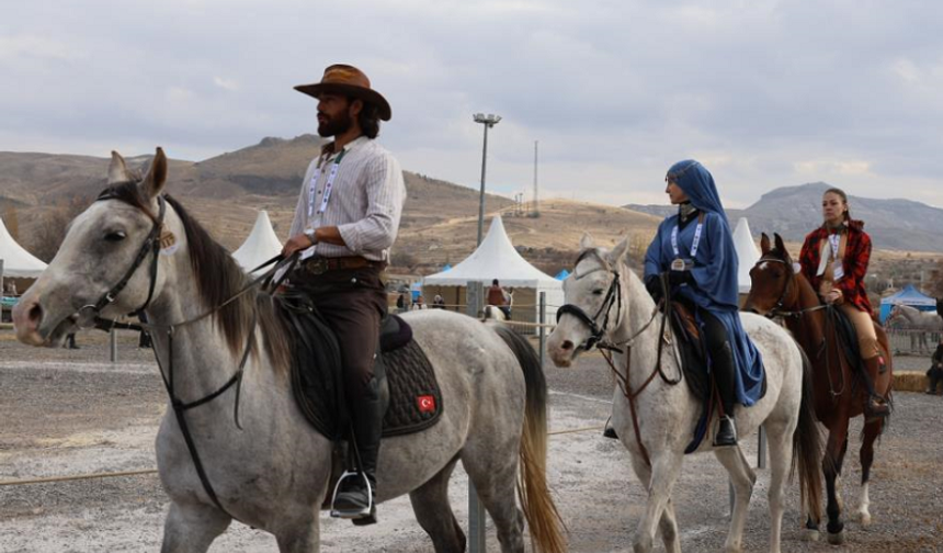 Onlarca at ve at sever bir araya geldi