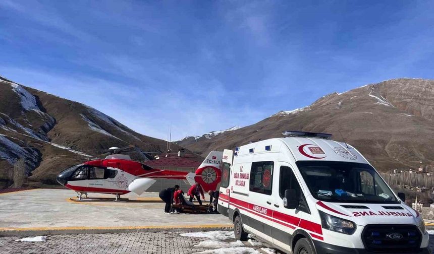 Bahçesaray’da hamile kadın, ambulans helikopterle Van’a sevk edildi