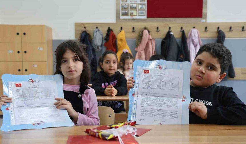 Elazığ’da 120 bin öğrenci karne heyecanı yaşadı