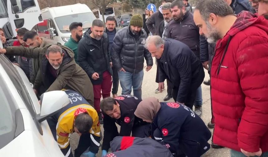 Elazığ’da feci kaza: Motokurye otomobilin altına girdi