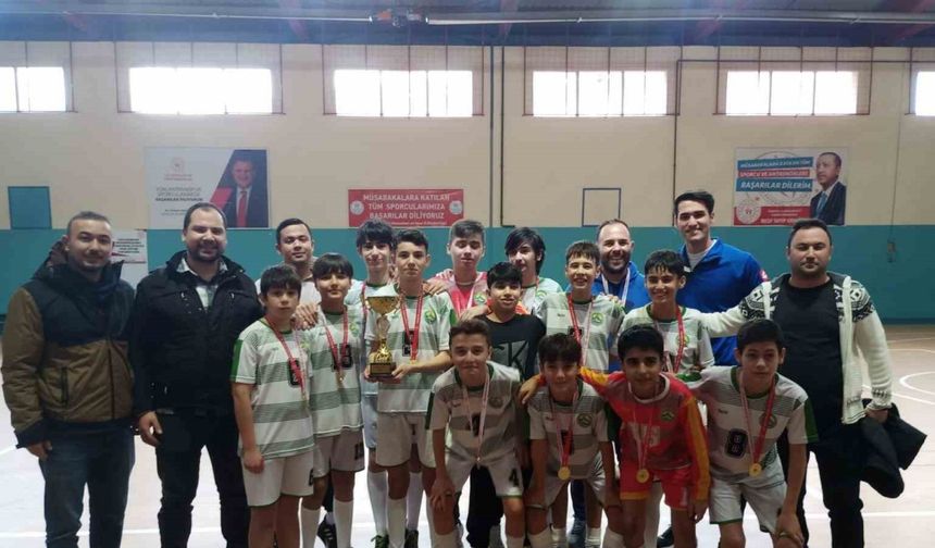 Futsalda şampiyon Spil Ortaokulu oldu