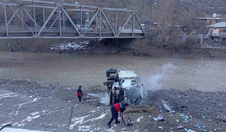 Hakkari’de çöp kamyonu şarampole yuvarlandı: 3 yaralı