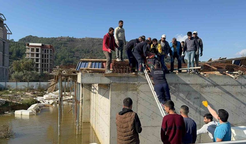 İnşaat halindeki binada kalıplar göçtü: 3 işçi yaralandı