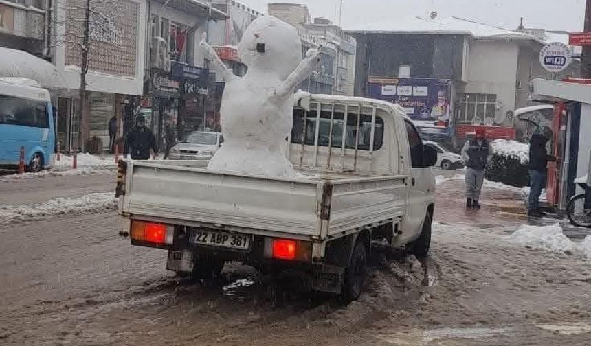 Kardan adama kamyonet ile şehir turu attırdılar