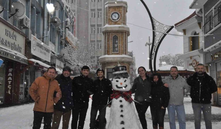 Keşan esnafı aileleriyle birlikte kar yağışının tadını çıkardı