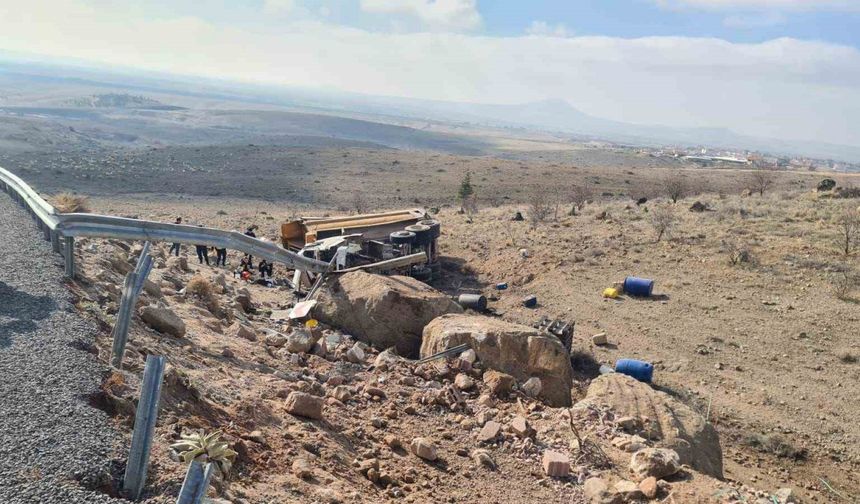 Niğde’de kamyon devrildi: 1 ölü, 1 yaralı