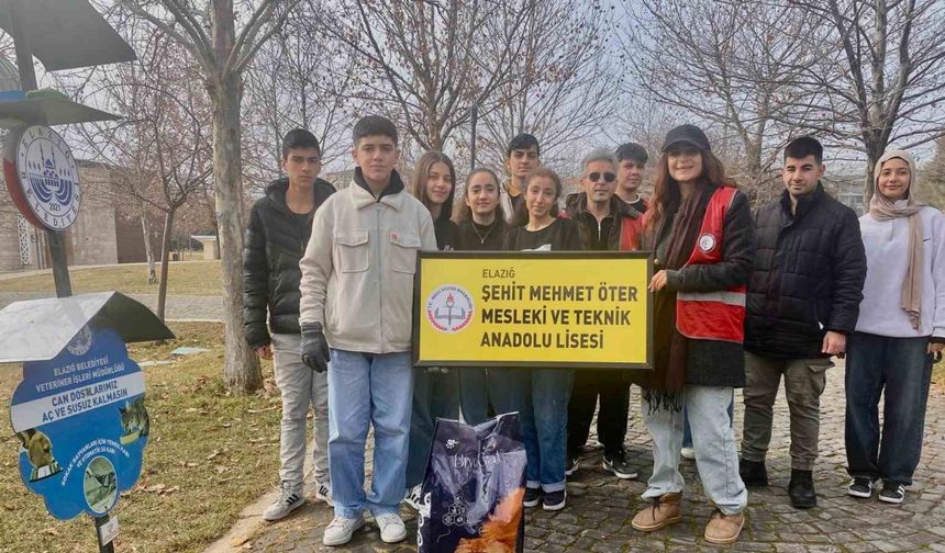 Öğrencilerden can dostlara su ve mama desteği