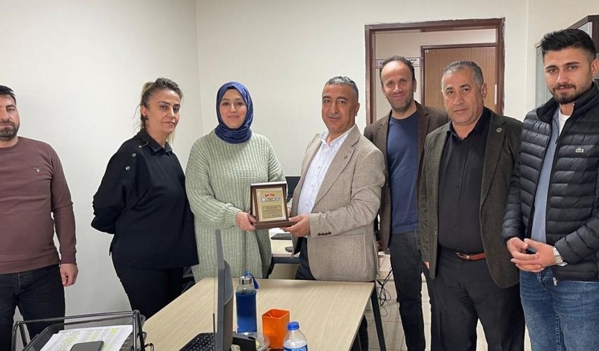 Tayini çıkan sağlık çalışanı plaketle uğurlandı