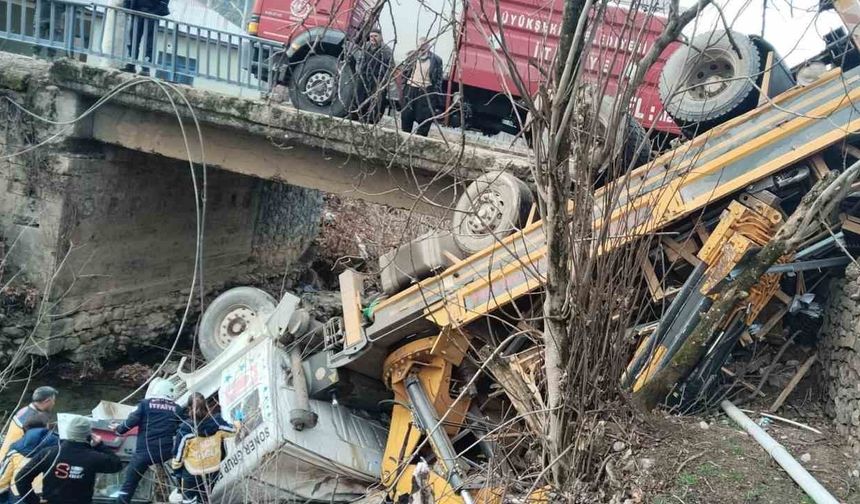 Tırın ırmağa düşmesi sonucu 2 kişi yaralandı